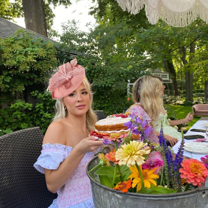 DRESHOW قبعة زينة مزينة بالريش للنساء مع مشبك زهور لحفلات الشاي - Image 2